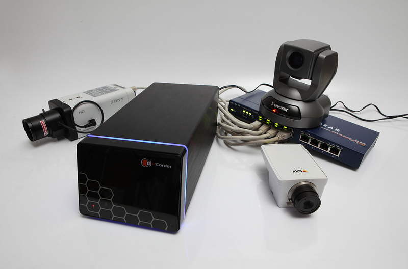 1200px-IPCorder_NVR_with_cameras.jpg [800x528px]